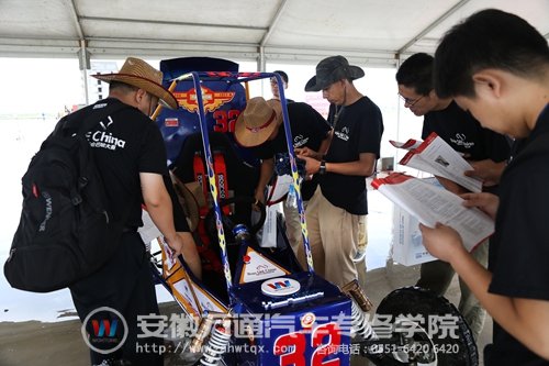 赛事专家组正在严格检测万通战车