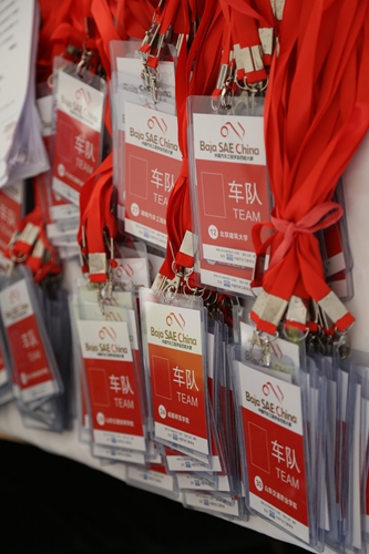 正等待选手的车队胸牌