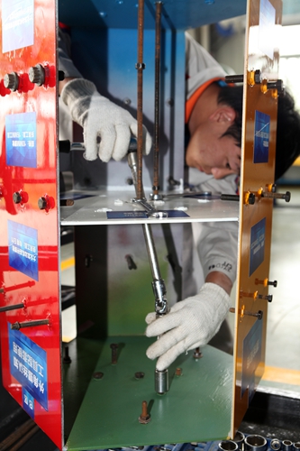 训练台模拟实际拆装螺栓场景，可实现多角度高难度三维空间拆装训练