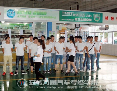 企业方热情地迎接远道而来的万通学子,给每位学子发放矿泉水