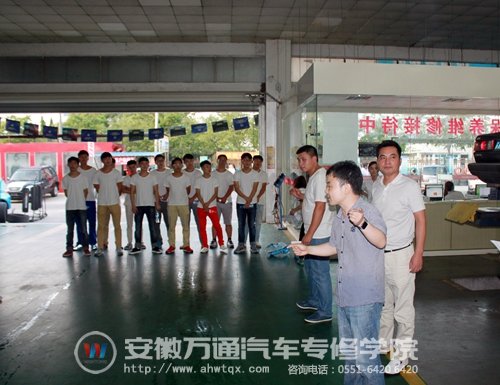 万通学子在企业方的下参观公司