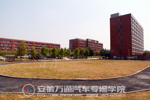 新建的校园体育场已经投入使用