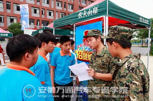 校卫队成员在向同学们做介绍