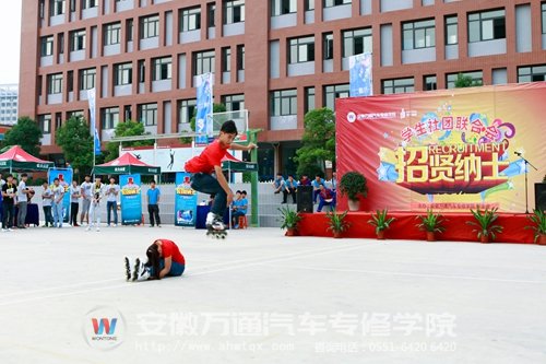 轮滑社精彩的表演吸引了不少眼球