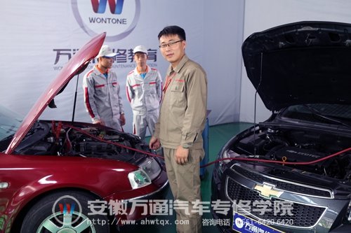 万通帅帅哒的徐成老师担任讲解示范