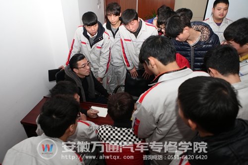 宣讲会结束,同学们纷纷选择心仪的企业深入了解