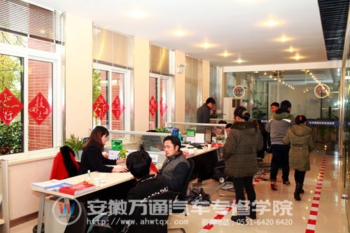 咨询中心挤满了前来咨询报名的学生家长