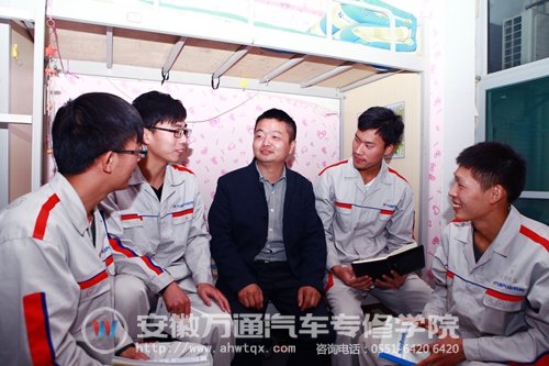 为帮助新生更快地融入万通大家庭,班主任经常到宿舍和同学们谈心,帮助同学们解决