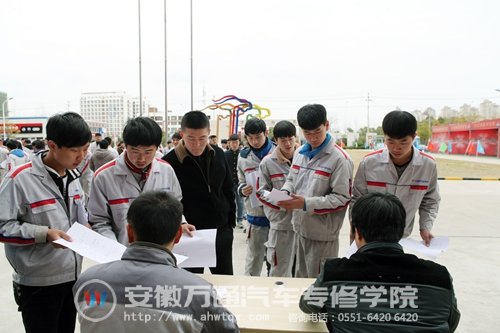 同学们在排队递交报名表