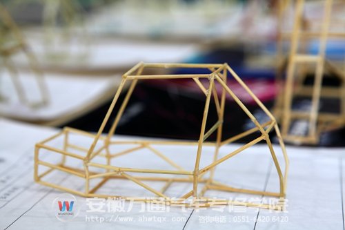 战队成员严格按照大赛规定比例用牙签搭建的赛车模型