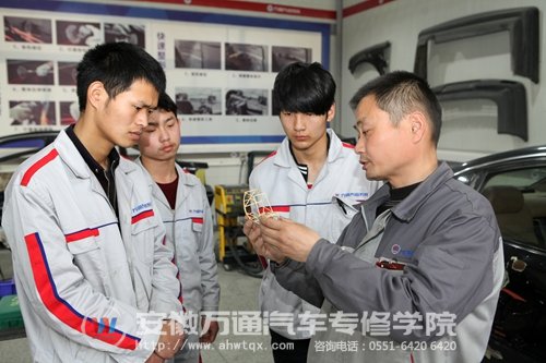 战队指导教师杨久柱在以模型为蓝本给大家讲解后期施工注意事项