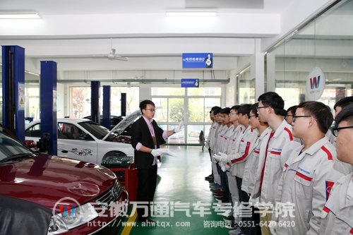 监考老师在给同学们说明考试注意事项