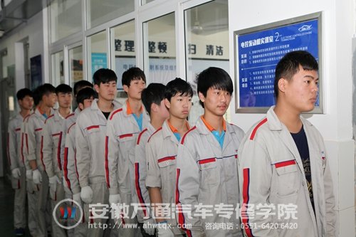 考场外有序等待的考生