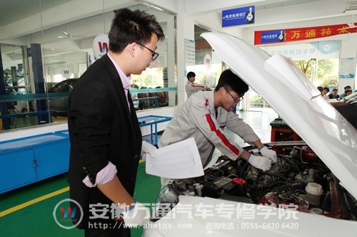 考场内进行实操考试的学生