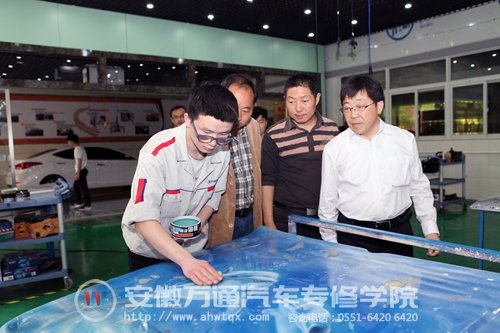 院领导巡查考试现场