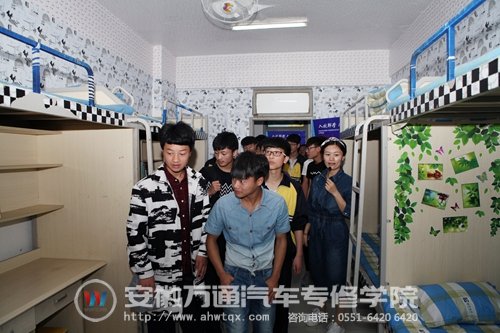 这宿舍,比我们的干净整洁多啦!