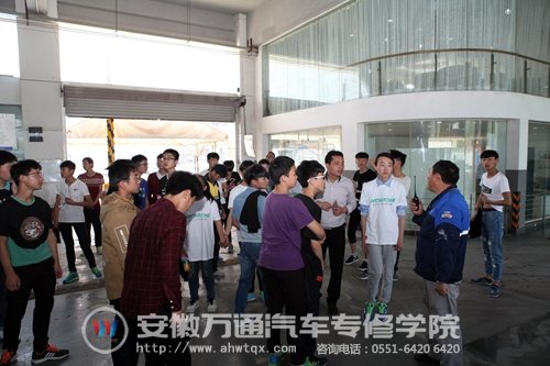 4S店的维修技师在给同学们讲解工作流程