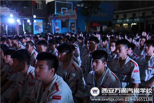 同学们认真观看节目