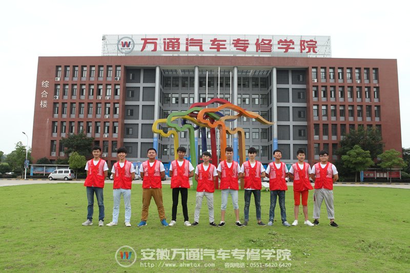 这是一群朝气蓬勃、乐于助人的少年组成的红马甲团队