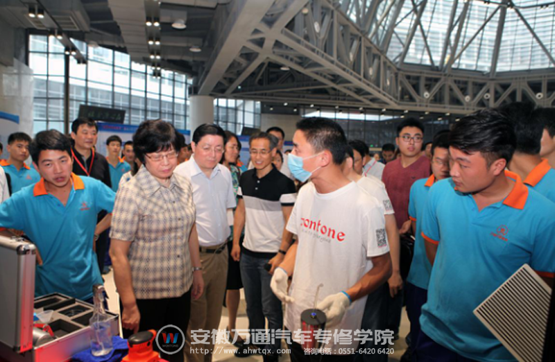 现场技能展示 副省长认真聆听介绍