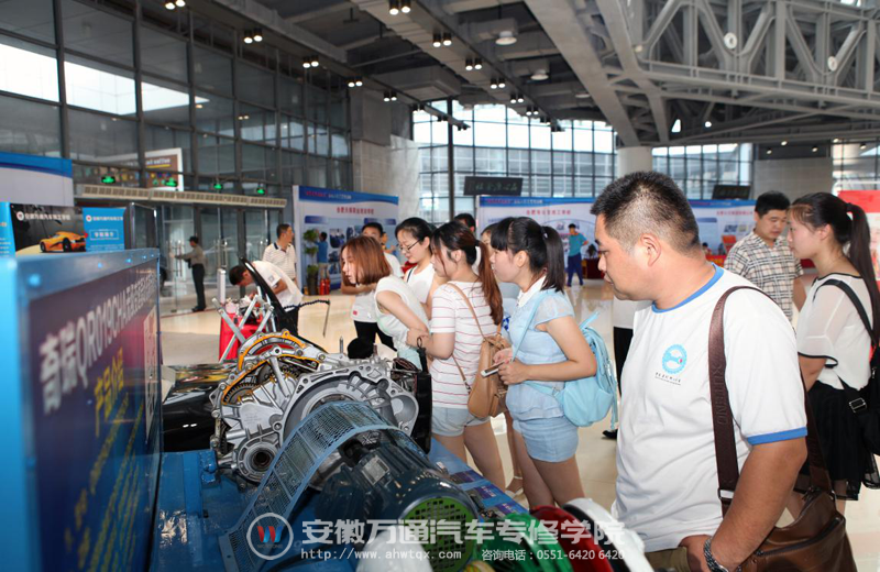 炫酷的展示吸引众多参观者