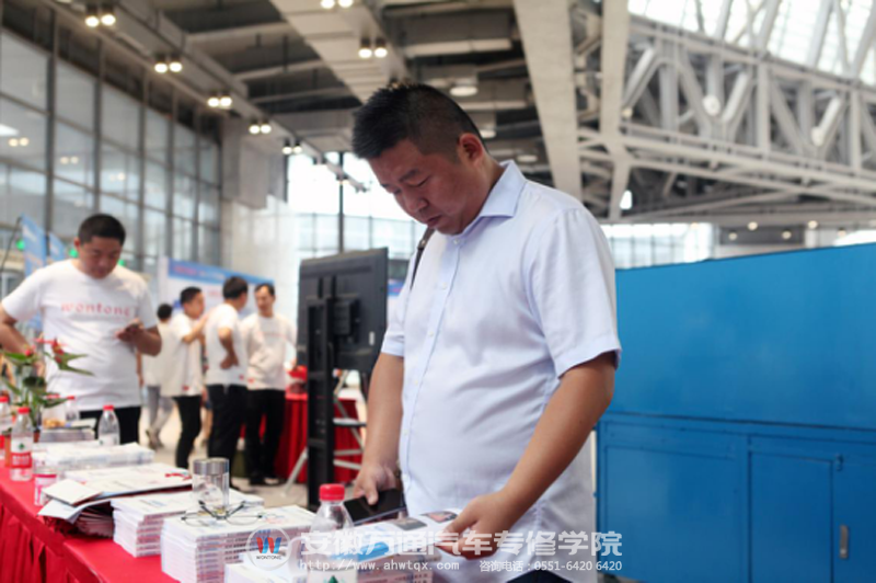 认真翻看我院自助研发书籍