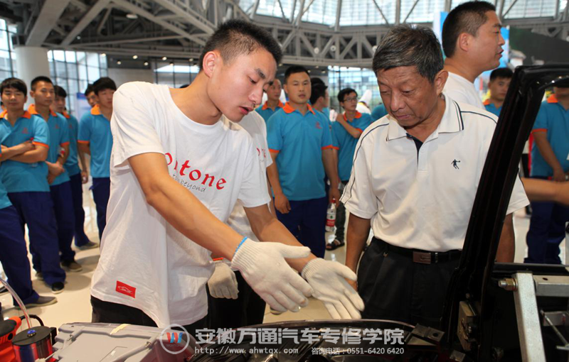 万通技师正在向参观者细心讲解