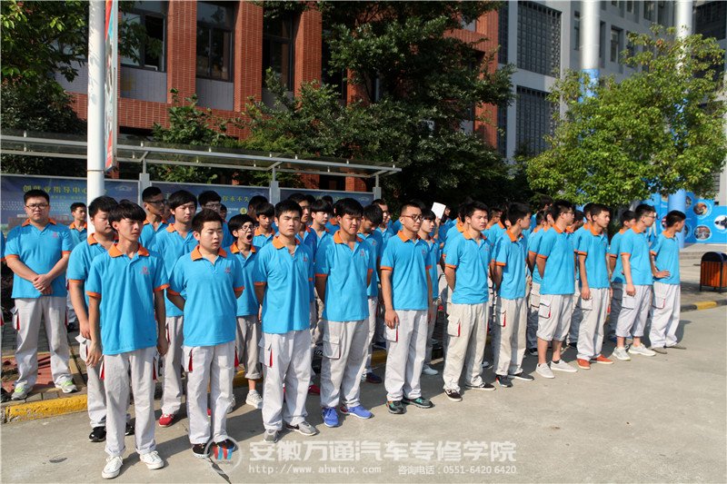 同学们排队整齐 准备迎接颁奖仪式