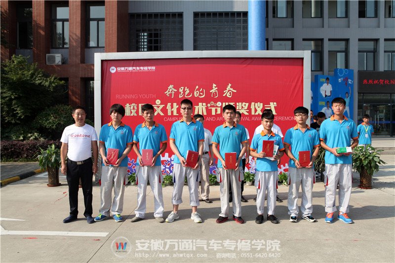 一个个小红本 是对他们努力付出的认可