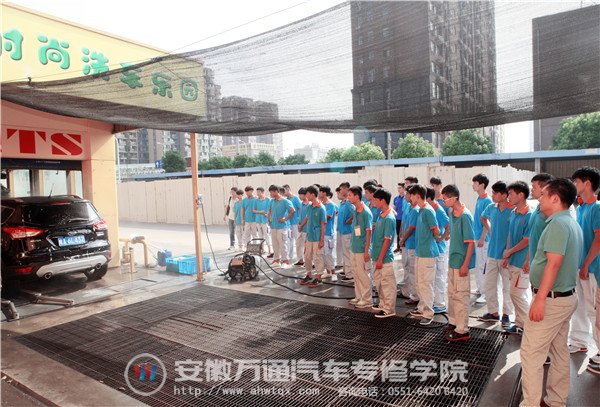 认真研究洗车机构造的同学们