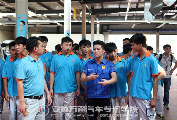 同学们认真聆听师傅讲解项目