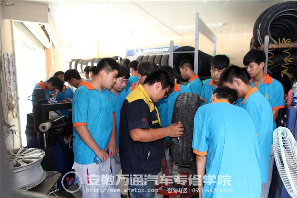 向师傅学习如何安装轮胎