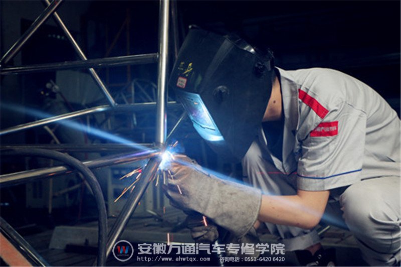 万通战队队员谭亮熬夜工作