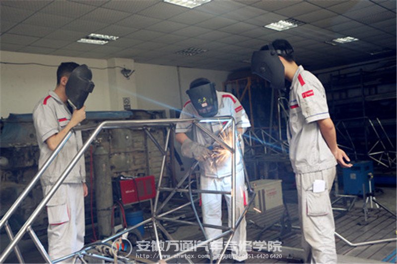 万通战队队员正在焊接