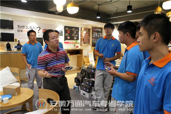 姚经理向同学们介绍产品特性