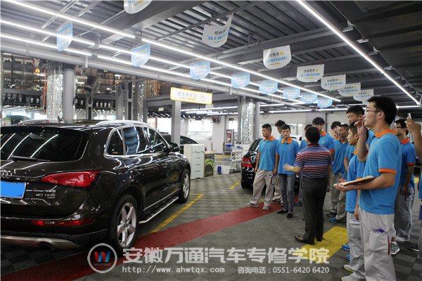 同学们参观精护车间