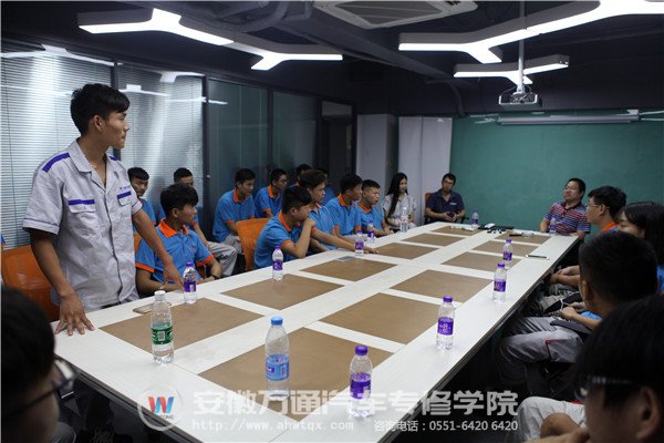 姚经理和同学们交流分享