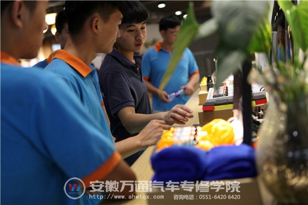 认真学习的同学们