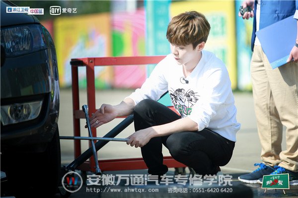 明星同学拆卸轮胎