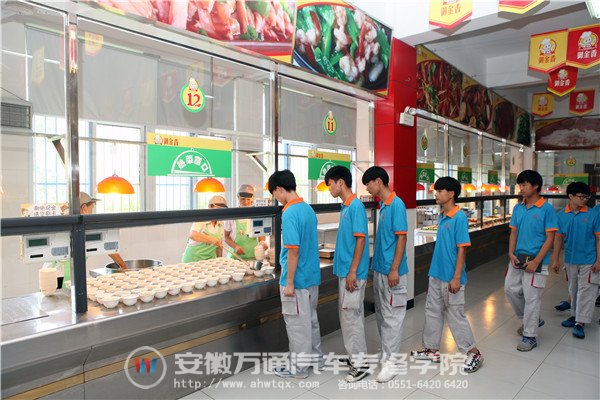 同学们排队领取绿豆汤