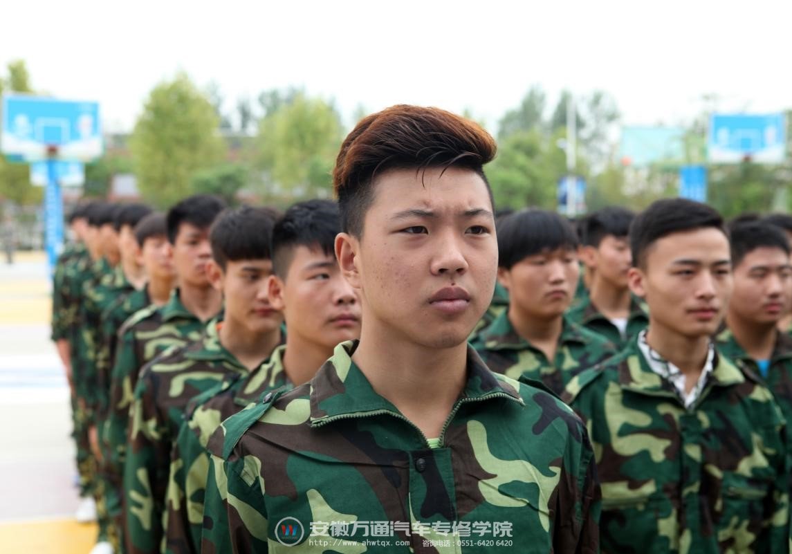  坚毅的眼神 笔直的脊梁