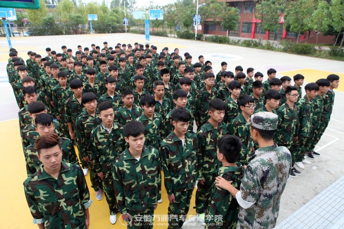  学生们身着迷彩 精神抖擞