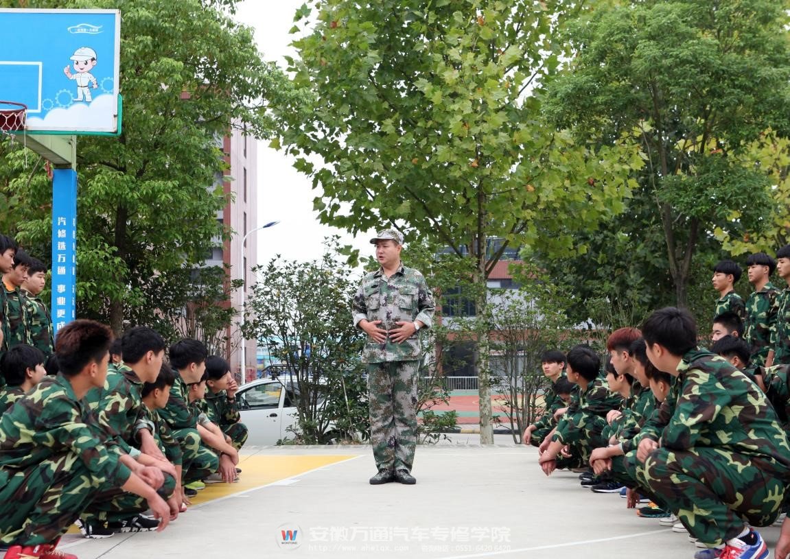 教官向同学们展示正确的军姿