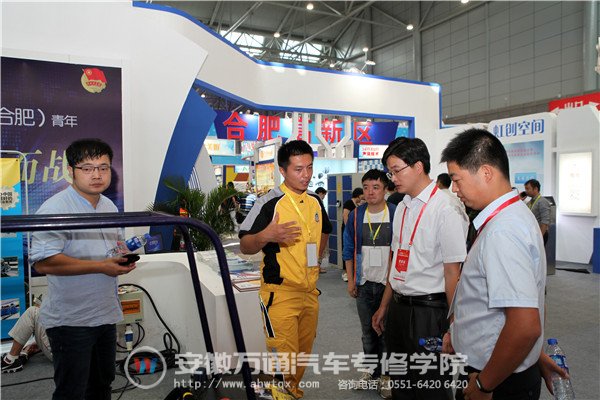 领导参观万通展位，听取特色课程介绍