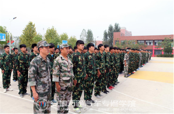 排列整齐 等待军训汇演的开始