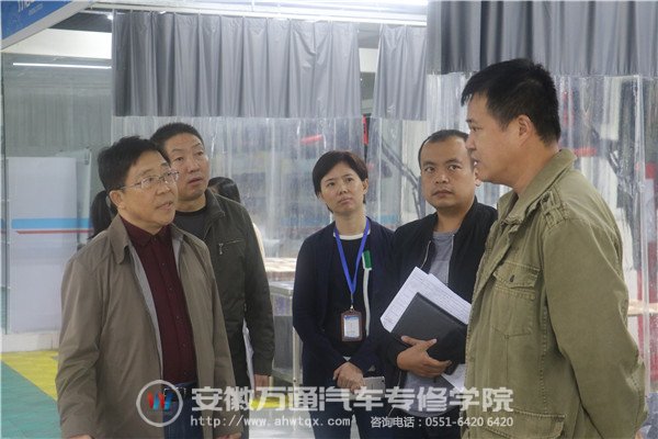 在喷涂实训室内 宋处长一行对详细情况进行了解检查