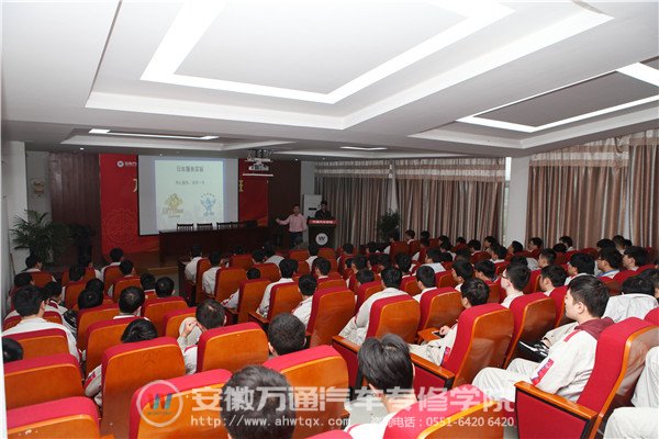 上海日东汽车美容有限公司赖总向同学们介绍企业情况