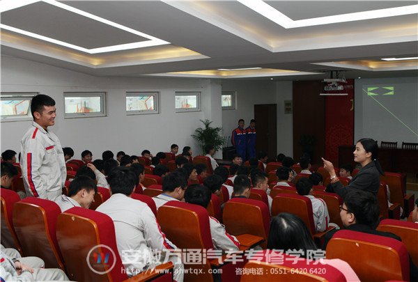   浙江腾飞江经理和同学互动