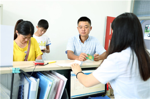 酷暑难挡求学路 安徽万通万通再掀报名高潮