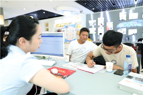 酷暑难挡求学路 安徽万通万通再掀报名高潮